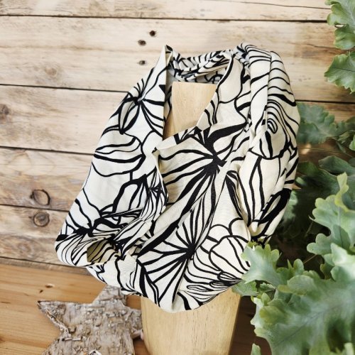 snood-tour-de-cou-fleurs-noir-et-blanc